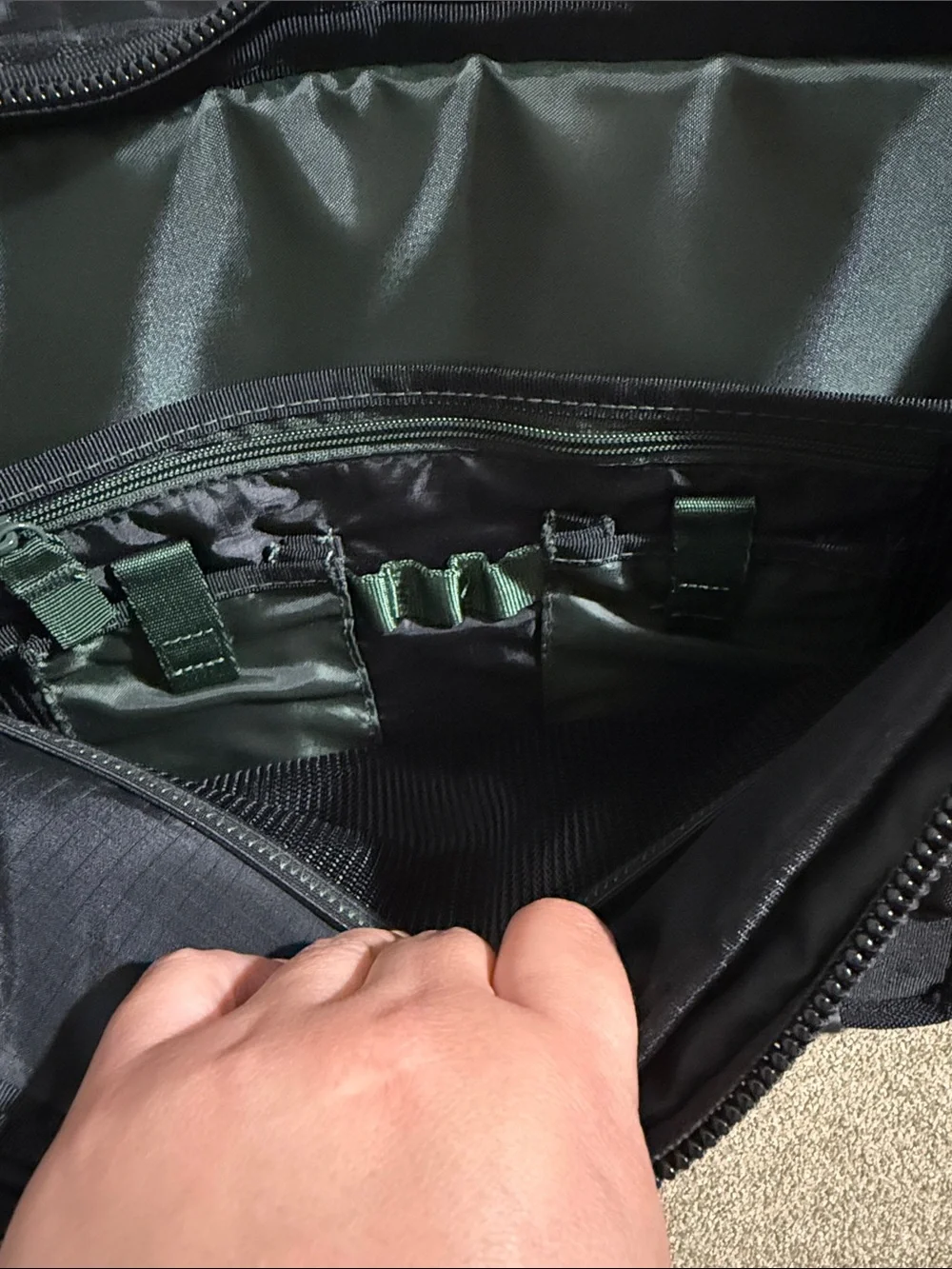 Targus Laptop Bag in Black W/ Shoulder Strap & Handle Magnetic Flaps Padded